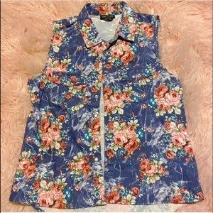❤️ BUNDLE 3 for $20 ❤️ Floral button-up blouse